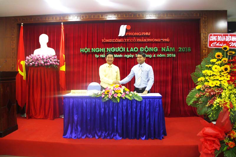 Ông Phạm Xuân Trình – Tổng giám đốc và ông Võ Duy Sáng – Chủ tịch Công đoàn, đồng ký vào Nghị quyết Hội nghị Người lao động năm 2018 và sửa đổi thỏa ước lao động tập thể năm 2018