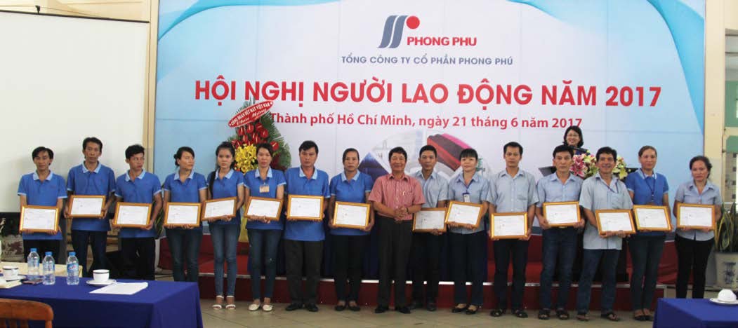 Ông Phạm Xuân Trình trao tặng bằng khen cho các cá nhân đạt thành tích trong phong trào Thi đua tăng năng suất và chất lượng 2017
